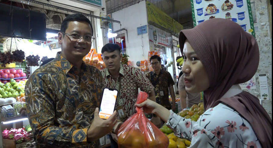 PT Bank Syariah Indonesia Tbk (BSI) terus mendorong digitalisasi pembayaran melalui Quick Respons Code Indonesia Standar (QRIS) oleh pedagang di Pasar Gede Solo, guna mendukung inklusivitas perbankan syariah. Foto : BSI