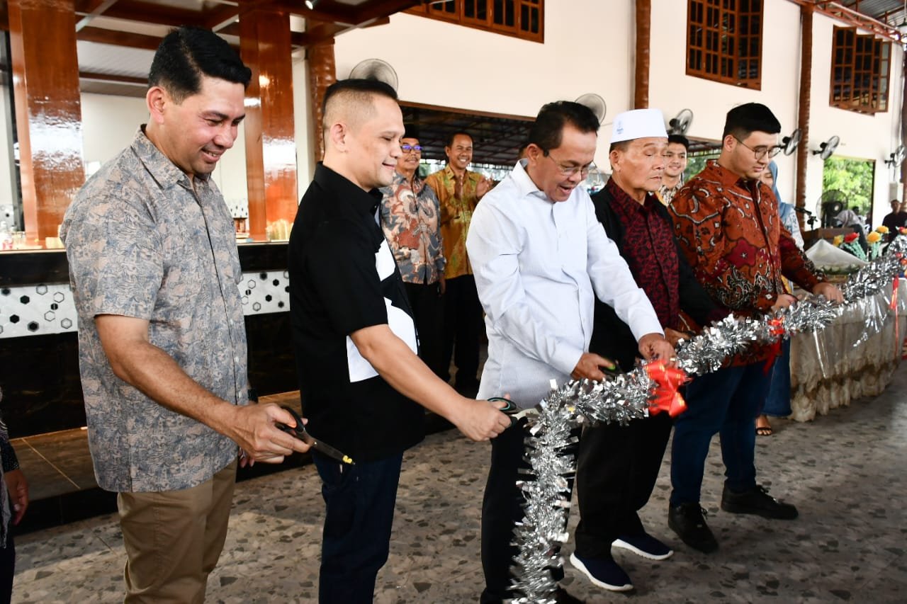 Pj Wali Kota bersama dengan anggota Komisi III DPR-RI H Nazaruddin Dek Gam dan Pj Sekdakota Wahyudi dan Owner Sidiq Kopi Muhammad Huzaifi secara simbolis memotong pita sebagai tanda dibukanya usaha kuliner tersebut.