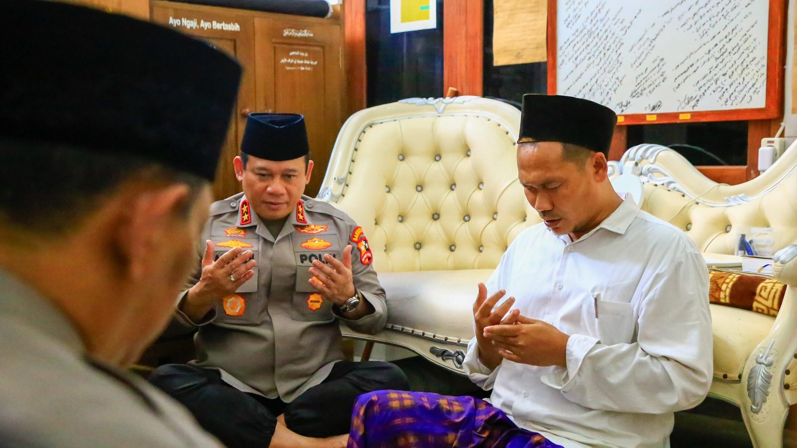 Kepala Operasi Nusantara Cooling System (Kaops NCS) Polri, Irjen Asep Edi Suheri, melakukan kunjungan istimewa ke kediaman KH Ahmad Bahauddin Nursalim (Gus Baha) di Desa Narukan, Kecamatan Kragan, Rembang, Jawa Tengah, pada Rabu, 31 Januari 2024.