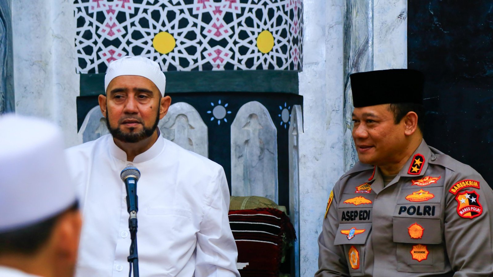 Kepala Operasi Nusantara Cooling System (Kaops) Irjen Asep Edi Suheri mengunjungi kediaman Habib Syech Bin Abdul Qadir Assegaf di Pasar Kliwon, Surakarta, Jawa Tengah, Rabu malam, 31 Januari 2024.