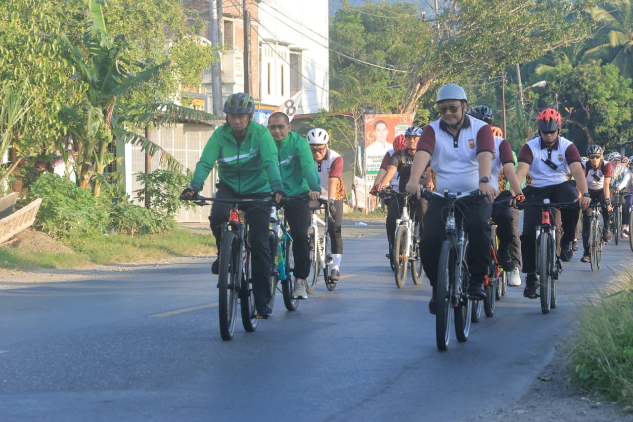 Kapolda Aceh Irjen Achmad Kartiko bersama Pangdam Iskandar Muda (IM) Mayjen Novi Helmy Prasetya melaksanakan olahraga gowes.