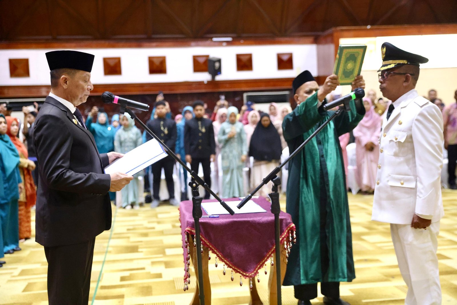 Penjabat Gubernur Aceh, Achmad Marzuki, melakukan pengambilan Sumpah Jabatan dan Pelantikan Ir. Jailani sebagai Penjabat Bupati Pidie Jaya, di Anjong Mon Mata Pendopo Gubernur Aceh, Senin (5/2/2024).