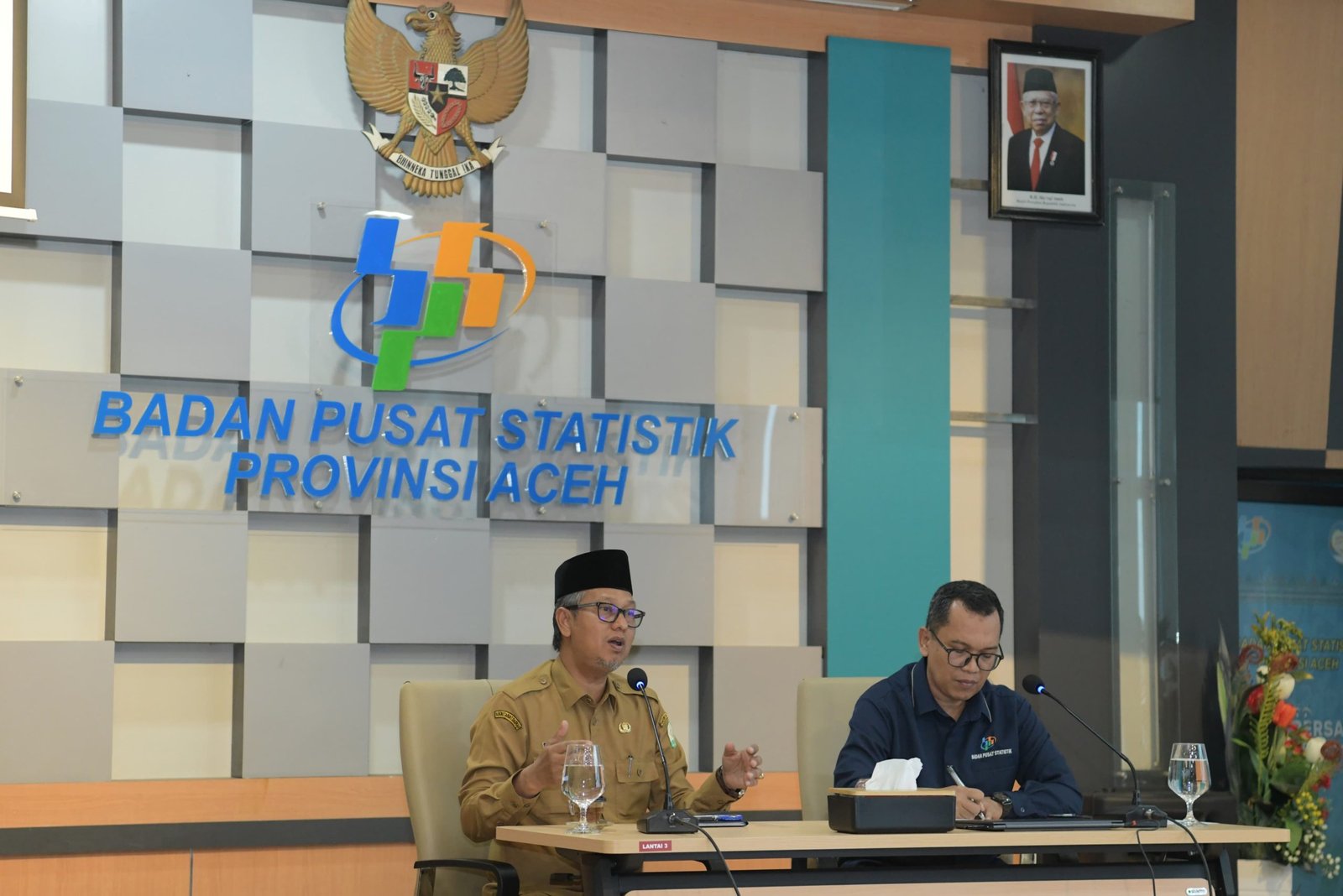 Asisten administrasi umum Sekda Aceh, Dr. Iskandar, AP menghadiri rilis statistik pertumbuhan ekonomi di Aceh, di aula BPS Banda Aceh, Senin (6/2/2024).