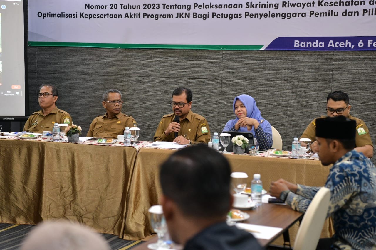 Asisten I Pemerintahan Sekda Aceh, Azwardi AP membuka Rakor Pelaksaan Skrining Riwayat Kesehatan dan Optimalisasi kepesertaan aktif program JKN bagi petugas penyelenggara Pemilu dan pilkada tahun 2024 dengan Kabupaten/kota di Hotel Kyriad Muraya, Banda Aceh, Selasa (6/02/2024). Foto : Humas Pemerintah Aceh