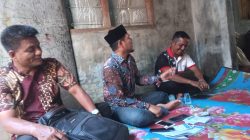 Caleg PNA, Safrijal Jamal (tengah) bersama Mahlil dan Tim Pemenangan Muchlis Zulkifli di Desa Cot Yang, Kecamatan Kuta Baro, Kabupaten Aceh Besar, pada Sabtu, 10 Februari 2024.