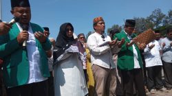 Di Monumen Tugu Darussalam, Akhyar Hasan (Baju lengan panjang warna putih), bersama civitas akademika Universitas Syiah Kuala (USK), membacakan pernyataan sikap terkait Pemilu 2024.