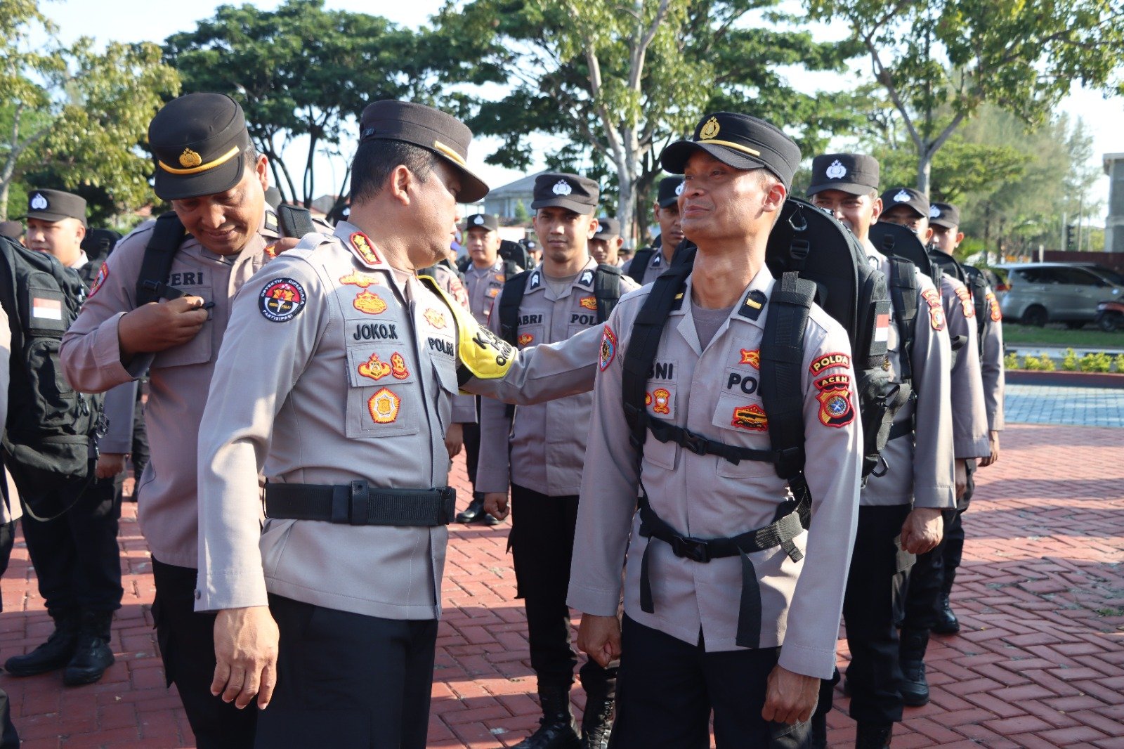 Kapolda Aceh melakukan pengecekkan personel di apel pergeseran pasukan (serpas) Bantuan Kepolisian Operasional (BKO) pengamanan TPS di Polda Aceh pada Minggu, 11 Februari 2024.