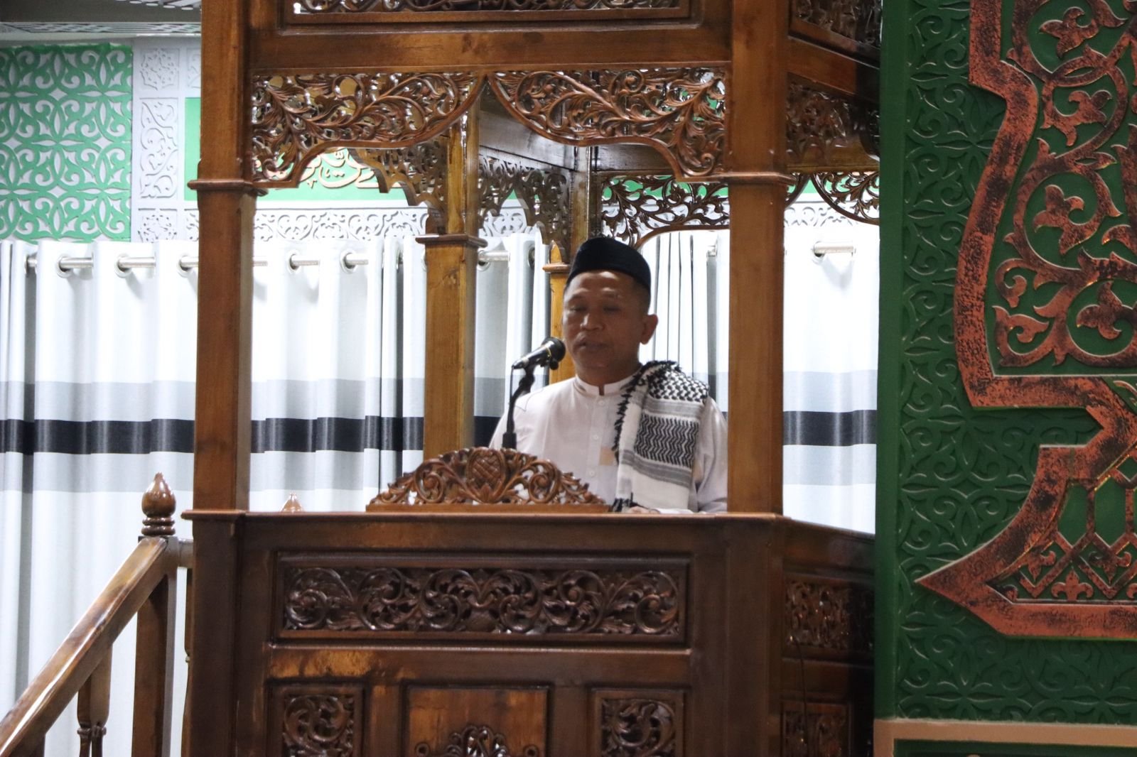 Kabag Watpers Biro SDM Polda Aceh, AKBP Eko Purwanto, memberikan pesan-pesan penting menjelang Pemilu 2024 kepada jemaah salat subuh di Masjid Babut Taqwa Polda Aceh, Jeulingke, Kota Banda Aceh, pada Minggu, 11 Februari 2024.