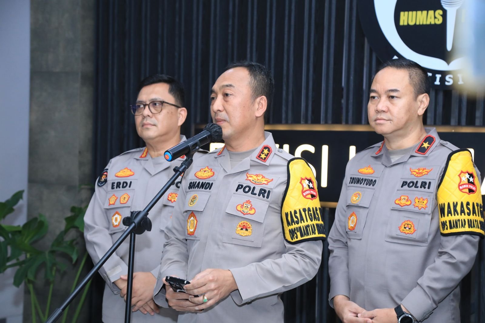Kepala Divisi Humas Polri Irjen Pol Sandi Nugroho (tengah)