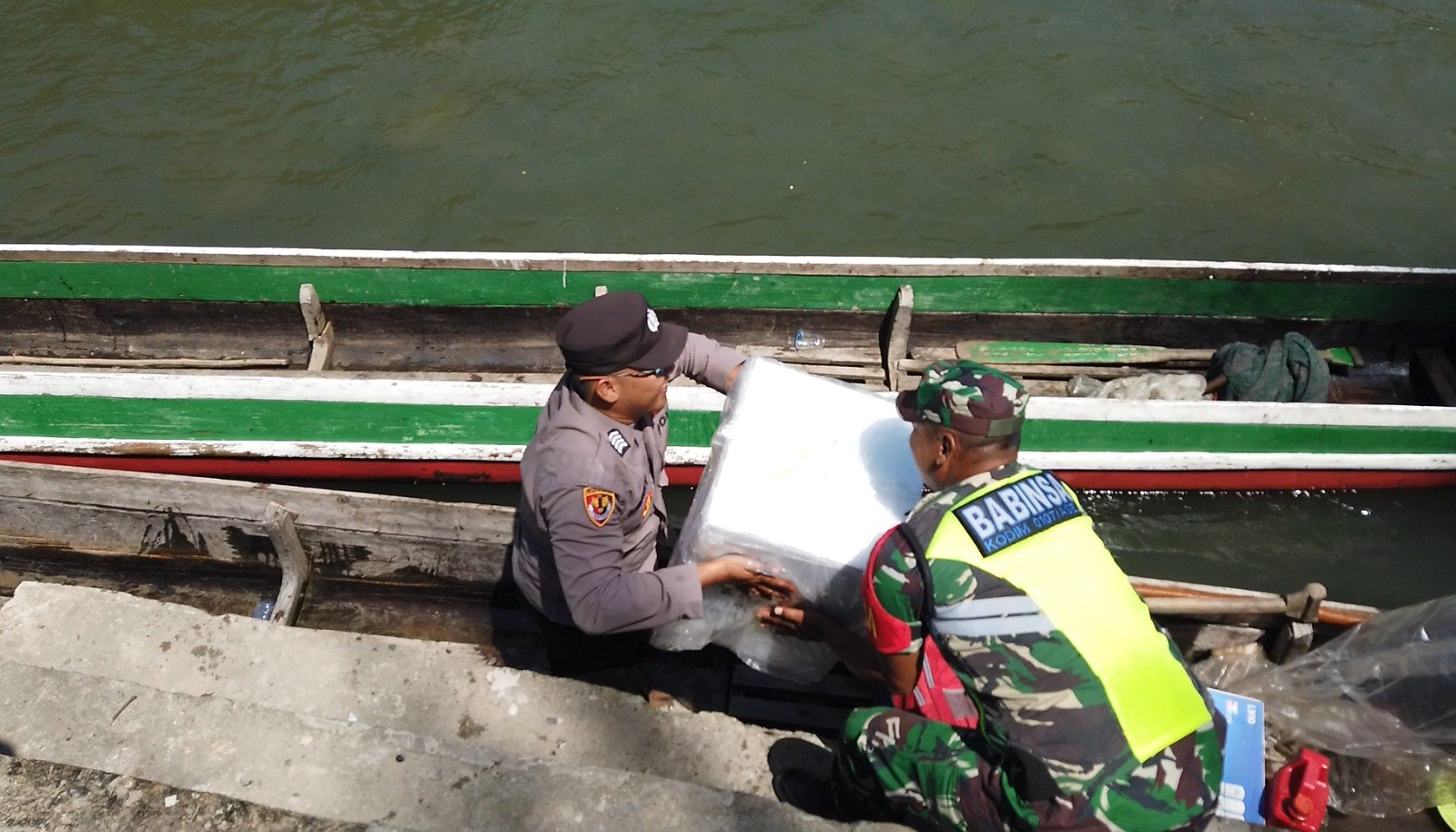 Sinergi TNI-Polri: Logistik Pemilu Menembus Terjalnya Desa Alur Keujruen Aceh Selatan