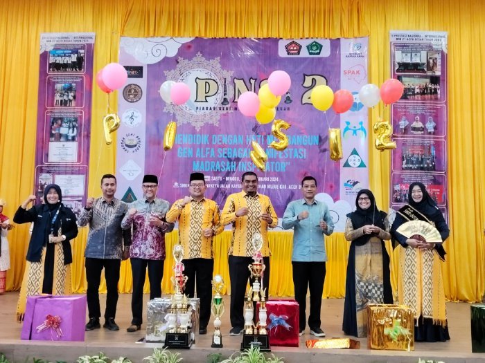 Camat Ingin Jaya Al Mubarak Akbar S.STP MM, bersama Kakanwil Kemenag Aceh Drs Azhari pada pembukaan Piasan Seni II MIN 27 di Almubarkeya, Kayee Lee, Ingin Jaya, Sabtu (10/02/2024).