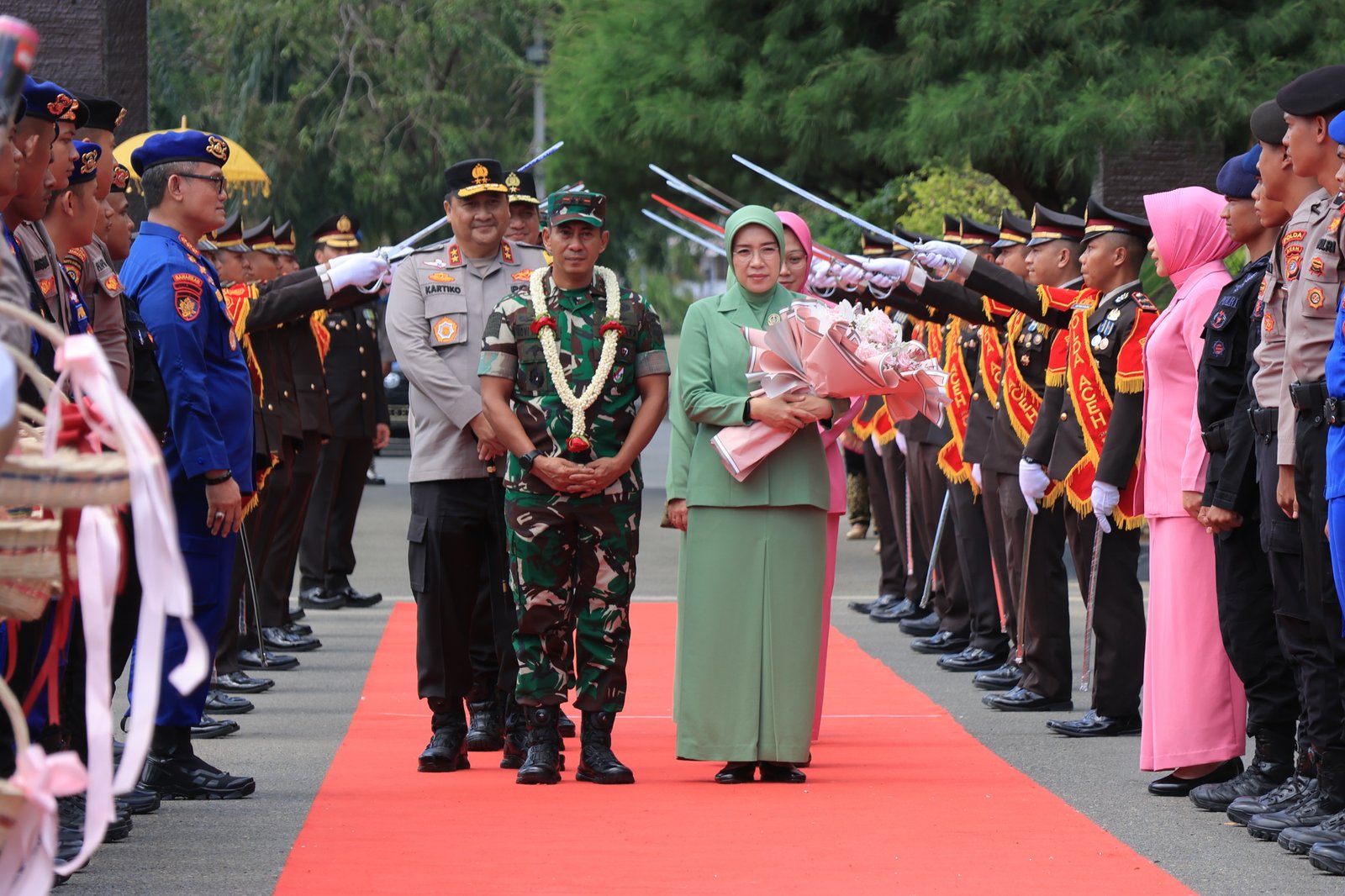 Mayjen Novi Helmy Diberi Penghargaan Kehormatan oleh Kapolda Aceh.