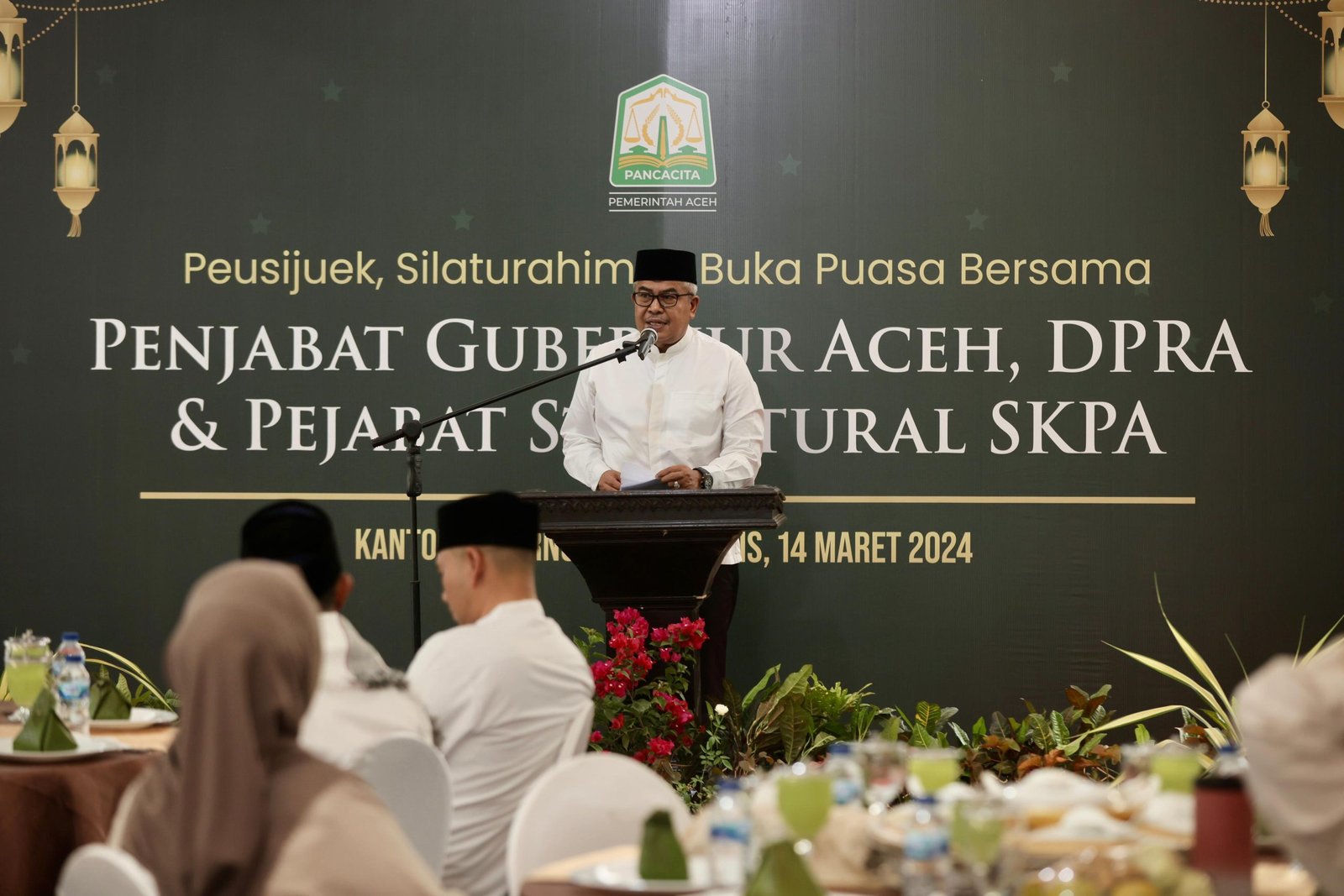 Pj Gubernur Aceh Bustami Menyampaikan sambutan pada acara buka puasa bersama di kantor Gubernur Aceh, Kamis, 14 Maret 2024.