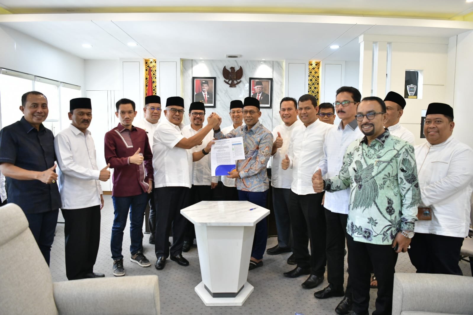 Pj. Gubernur Aceh, Bustami didampingi Ketua Tim TAPA dengan Ketua DPRA serta Ketua Fraksi DPR Aceh menyaksikan Penandatangan Penyempurnaan APBA Tahun 2024 diruang kerja Ketua DPR Aceh, Jumat (15/03/2024).