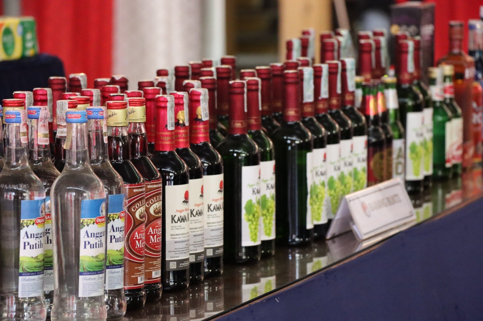 Barang bukti Miras dari berbagai merk.