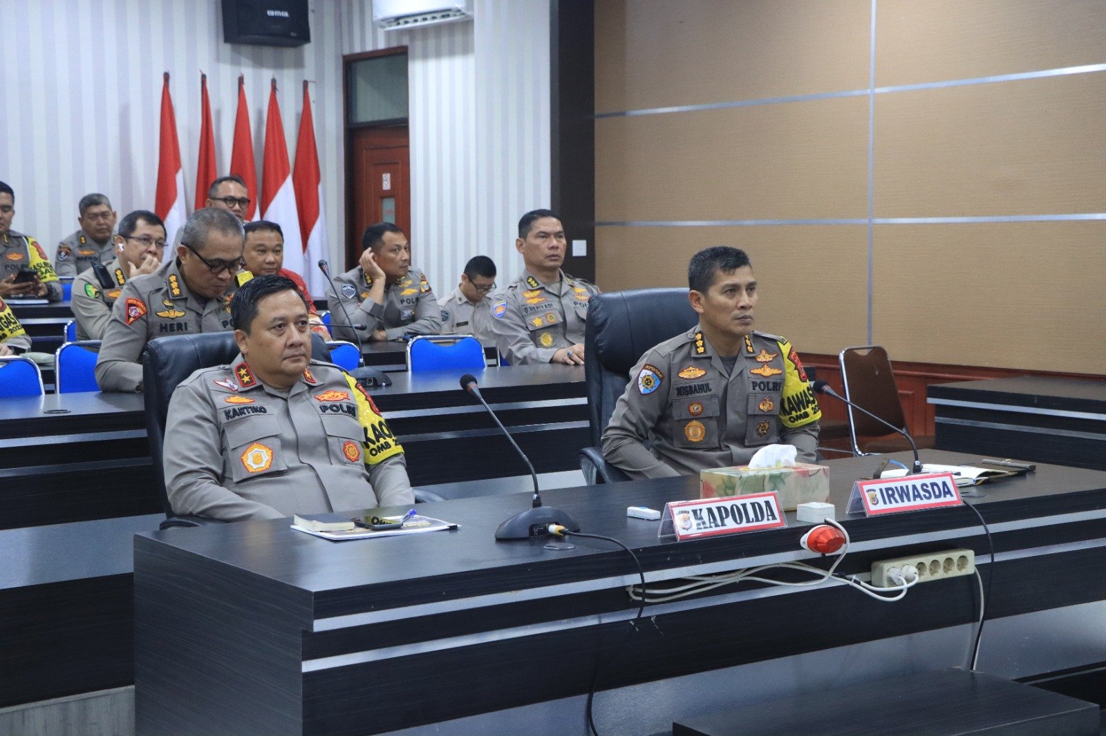 Kapolda Aceh Irjen Achmad Kartiko menghadiri secara virtual rapat kerja teknis (rakernis) gabungan Divhumas, Divpropam, Divkum, Div TIK, dan Divhubinter Polri tahun 2024 di ruang vidcon Polda Aceh, Jumat, 22 Maret 2024.