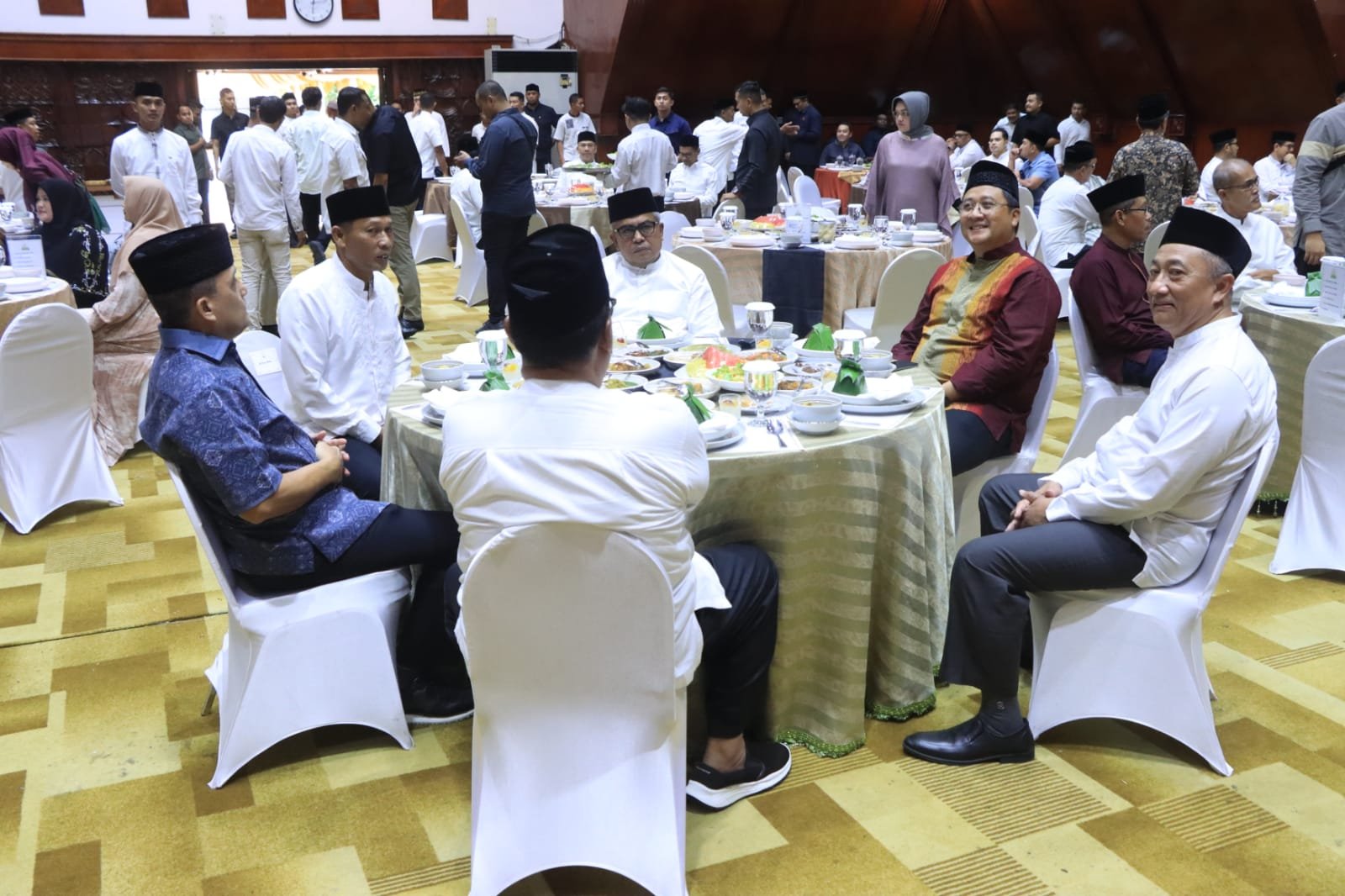 Kapolda Aceh Irjen Achmad Kartiko bersama dengan Penjabat Gubernur dan Forkopimda menghadiri acara buka puasa bersama yang diselenggarakan di Anjong Mon Mata Pendopo Gubernur Aceh pada Jumat, 22 Maret 2024.