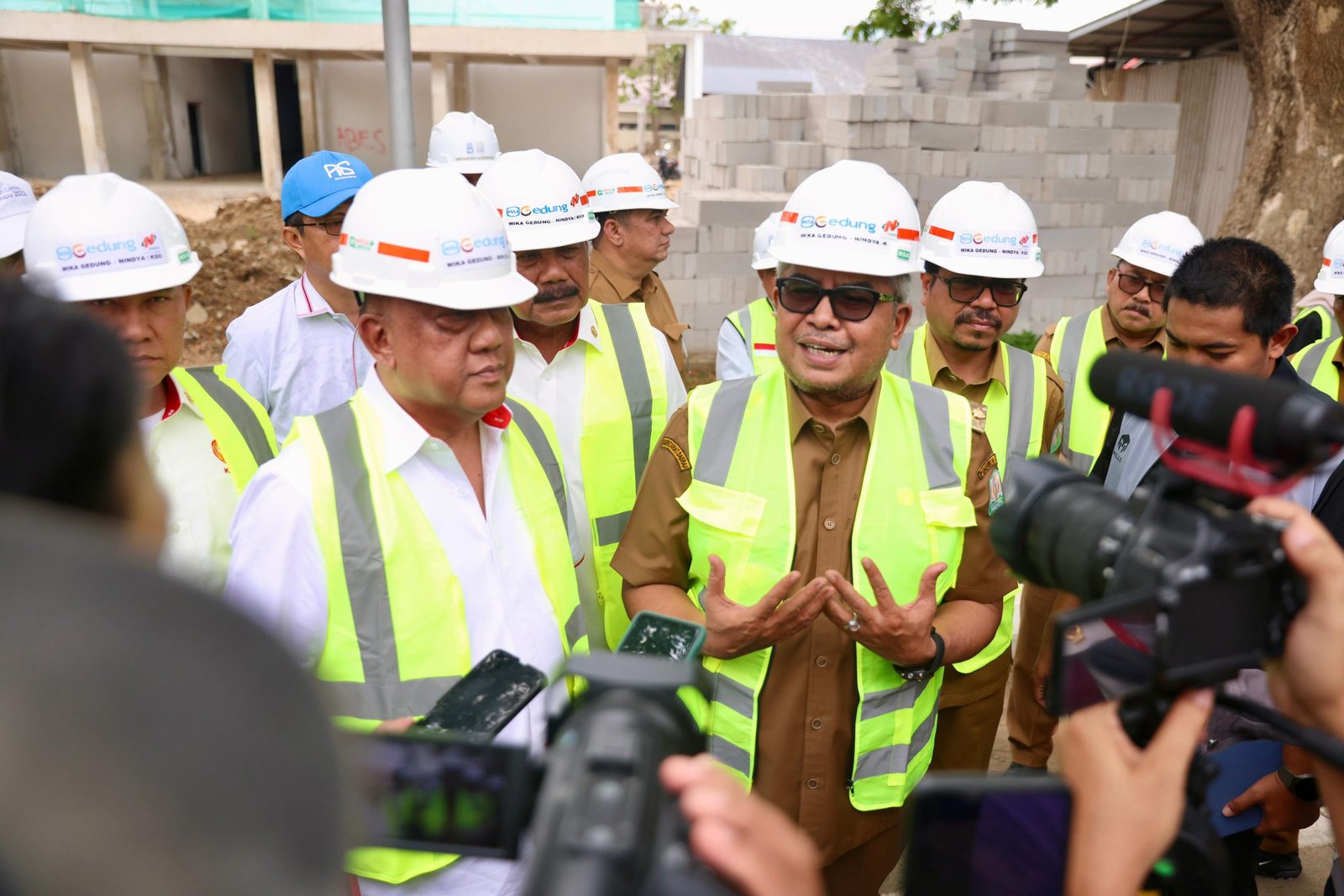 Penjabat Gubernur Aceh, Bustami, SE, M.Si, bersama Ketua Umum Komite Olahraga Nasional Indonesia (KONI), Marciano Norman, memberi keterangan kepada awak media usai meninjau lokasi pembangunan venue utama PON XXI Aceh-Sumut 2024, di Stadion Harapan Bangsa, Lhong Raya, Banda Aceh, Selasa (26/3/2024)