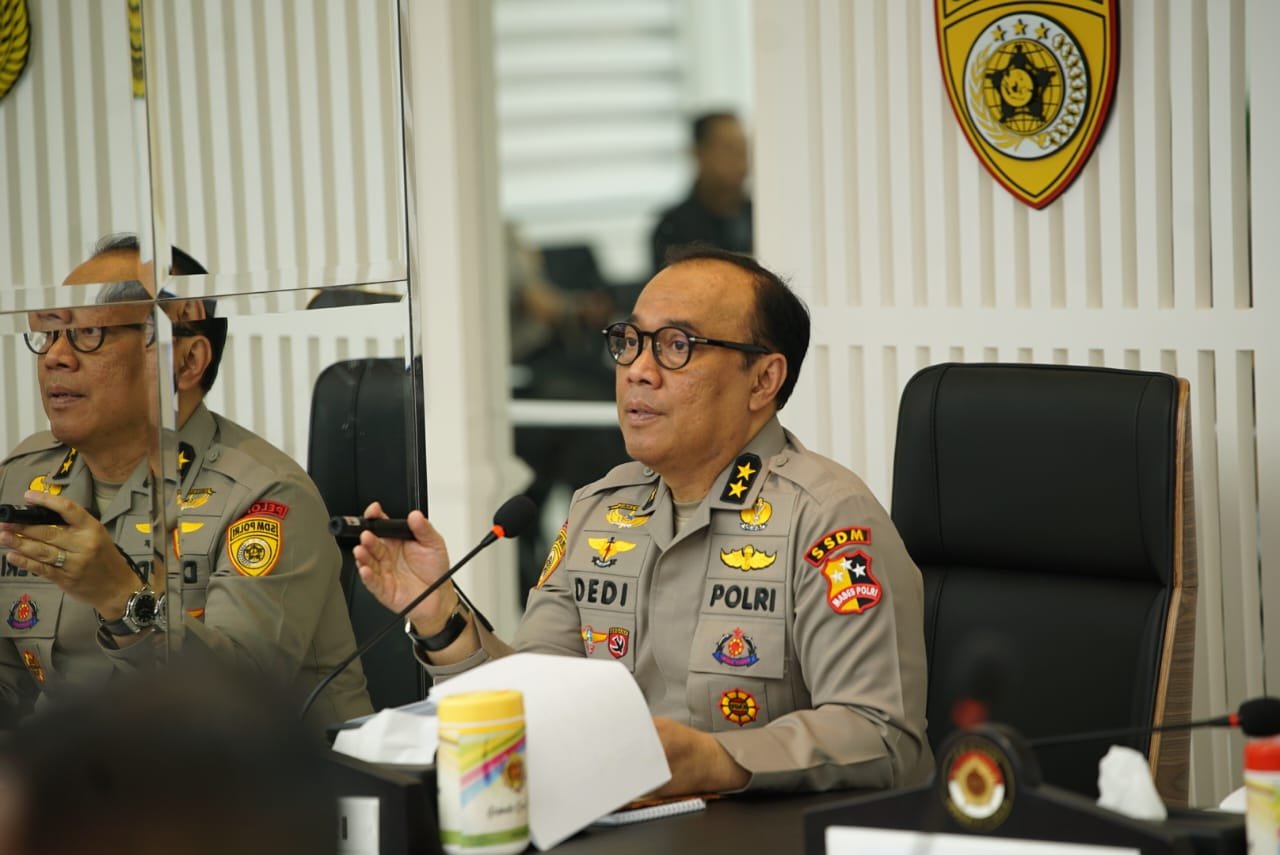 Asisten Staf Bidang Sumber Daya Manusia (As-SDM) Polri Irjen Dedi Prasetyo menyebut lewat Hotline itu masyarakat bisa mengakses seluruh informasi seputar penerimaan anggota Polri.