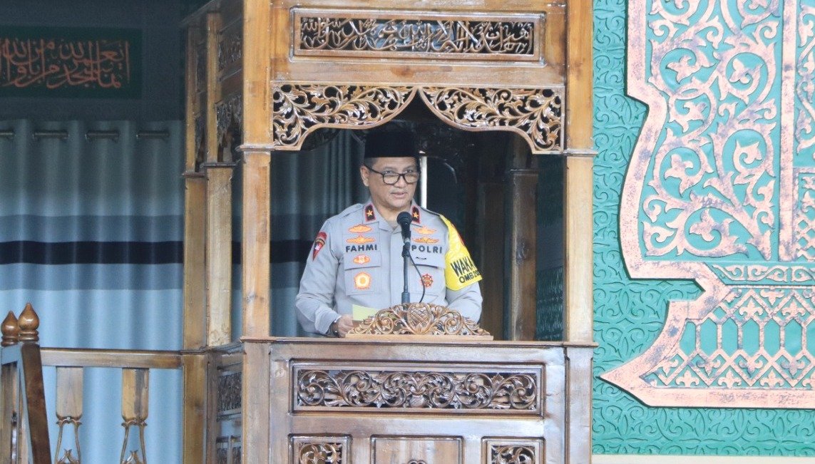 Wakapolda Aceh Brigjen Armia Fahmi, saat membacakan sambutan Kapolda Aceh Irjen Achmad Kartiko, pada peringatan Nuzulul Qur'an 1445 hijriah di Masjid Babut Taqwa Polda Aceh, Kamis, 28 Maret 2024.