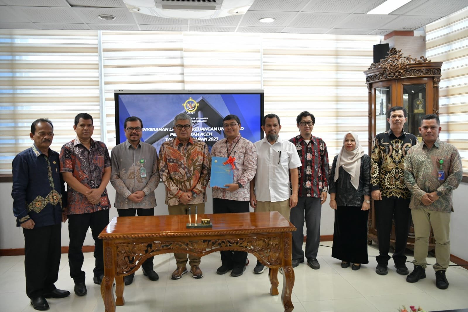 Pj. Gubernur Aceh, Bustami melakukan Penyerahan Laporan Keuangan Unaudited Pemerintah Aceh Tahun Anggaran 2023 ke BPK RI Provinsi Aceh di Aula BPK RI, Kamis, 28 Maret 2024.