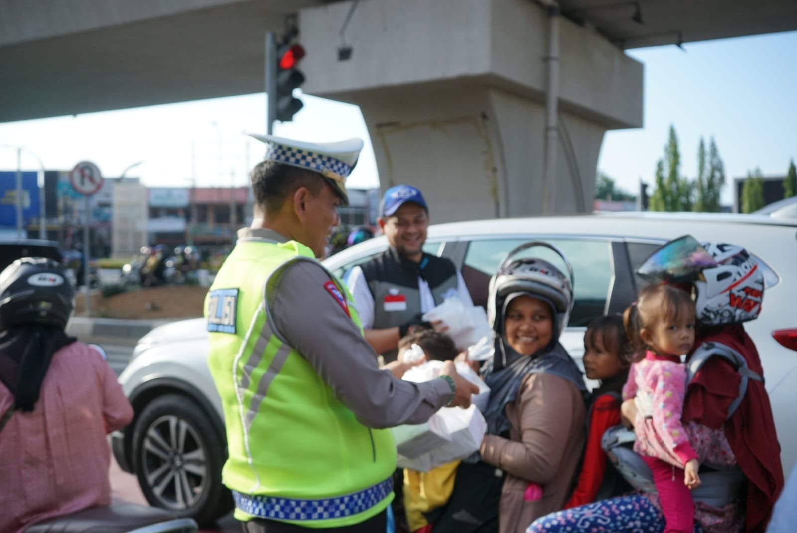 Dirlantas Polda Aceh Kombes M Iqbal Alqudusy bersama Pengurus Ikatan Motor Besar Indonesia (IMBI) membagikan takjil berbuka puasa dan paket berasa kepada pengendara di Simpang Surabaya, Kota Banda Aceh, Kamis, 28 Maret 2024.