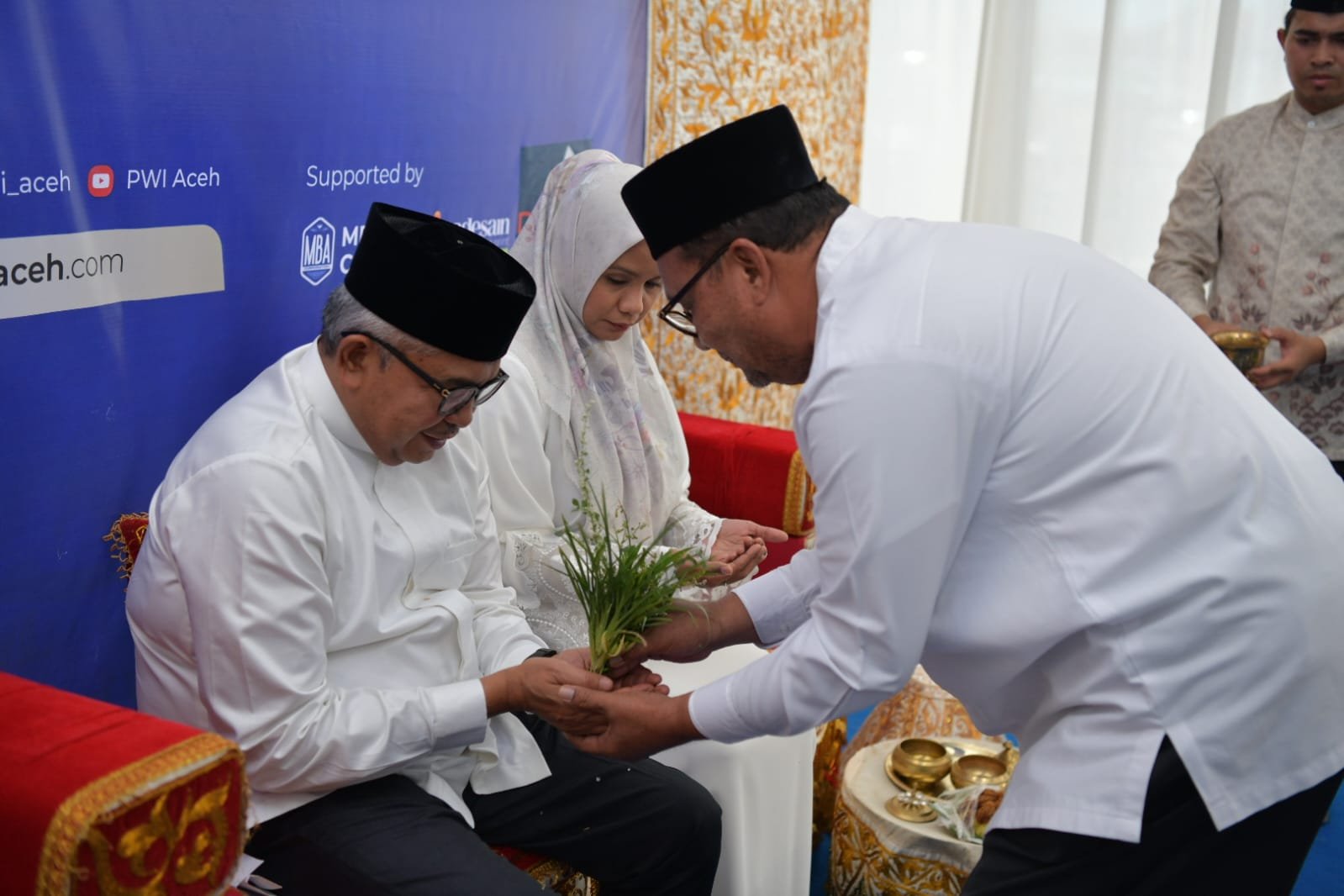 Pj. Gubernur Aceh, Bustami bersama Pj. Ketua PKK Aceh, Mellani Subarni menghadiri peusijuk dan Santunan Anak Yatim pada acara buka puasa bersama Persatuan Wartawan Indonesia (PWI) Aceh, di Kantor PWI Aceh, Kamis, 28 Maret 2024.