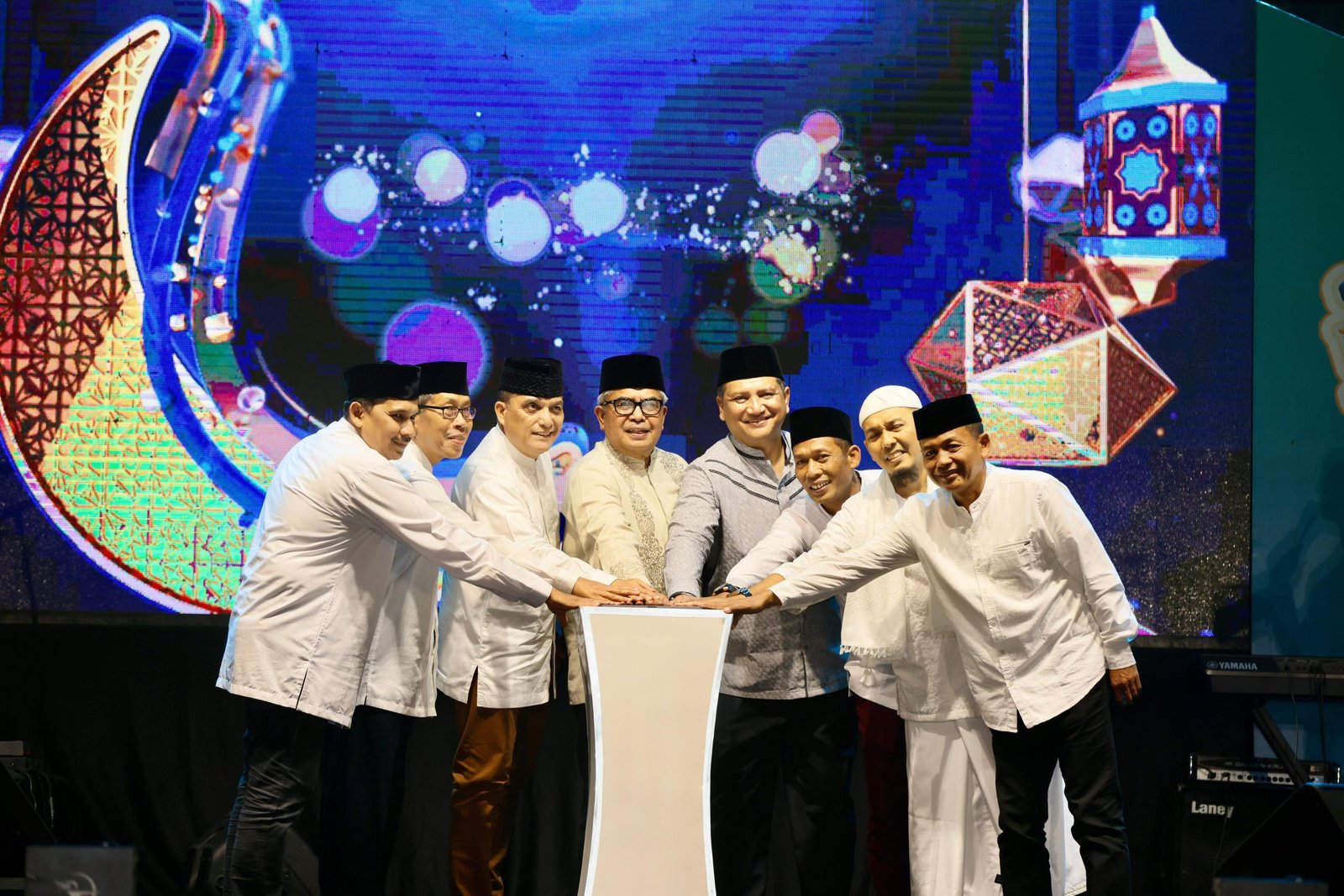 Pj Gubernur Aceh Bustami bersama forkopimda Memberi Sambutan Sekaligus Membuka Acara Semarak Ramadhan Kodam IM 2024 di lapangan Blangpadang, Kamis malam, 28 Maret 2024.