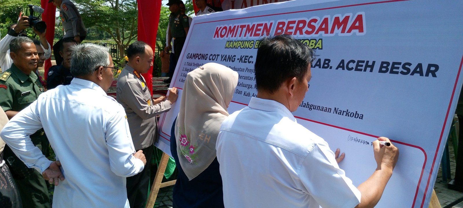 menanda tangani komitmen bersama mengenai Kampung Bebas Narkoba, yang berlangsung di Halaman Meunasah Gampong Cot Yang, Aceh Besar.