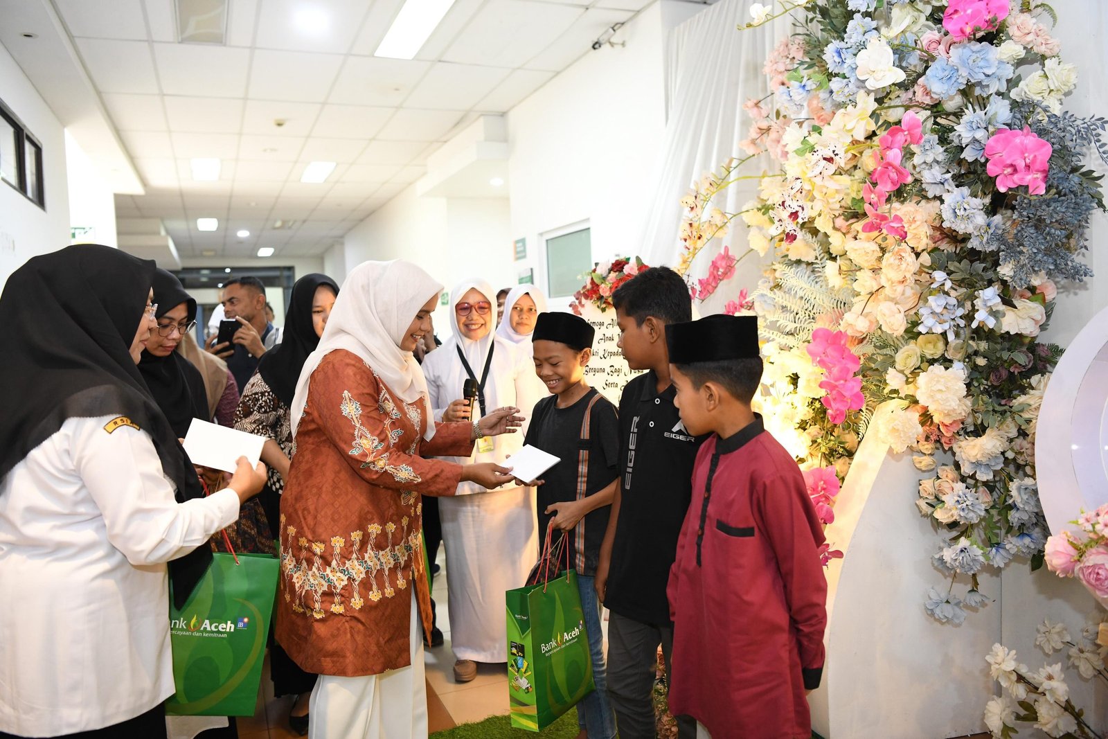 Pj. Ketua TP-PKK Aceh, Melani Subarni menghadiri kegiatan sunat massal dan peresmian ruang CT SCAN Rumah Sakit Ibu dan Anak, Banda Aceh, Rabu, 3 April 2024