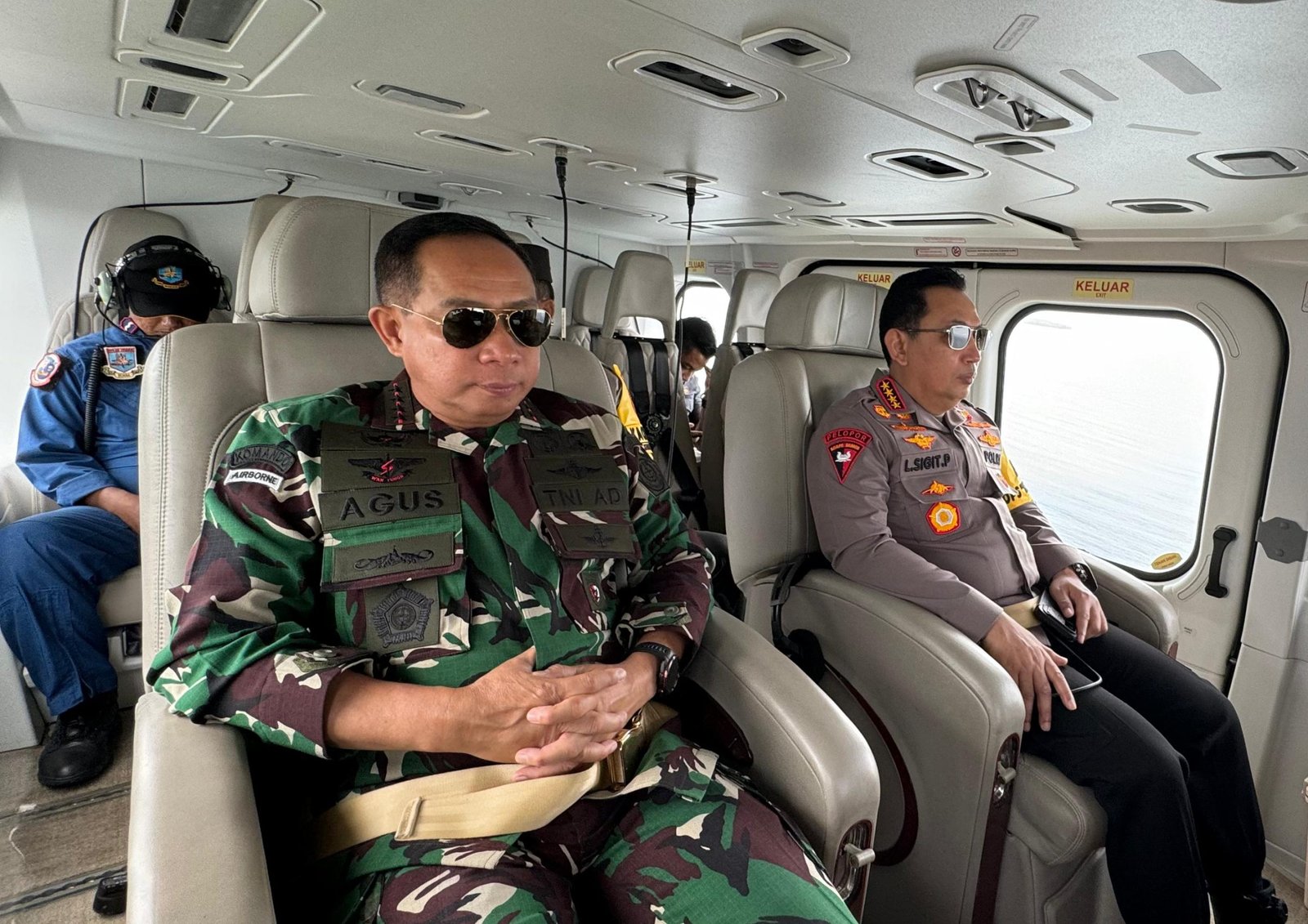 Kapolri Jenderal Listyo Sigit Prabowo dan Panglima TNI Jenderal Agus Subiyanto melakukan patroli udara menggunakan helikopter menuju Pelabuhan Gilimanuk, Kamis, 4 April 2024.