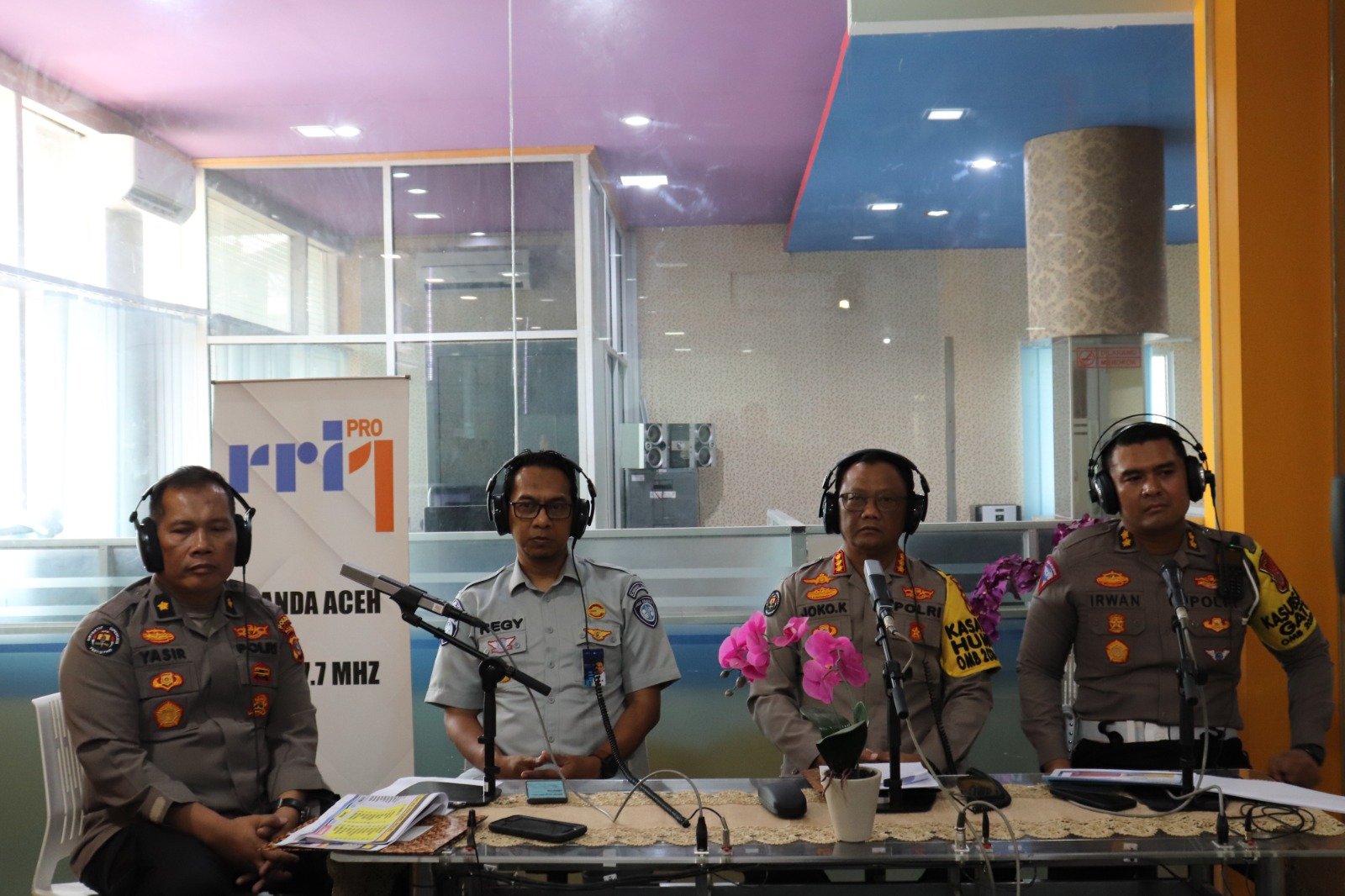 Kabid Humas Polda Aceh Kombes Joko Krisdiyanto, saat menjadi narasumber dialog interaktif di RRI Banda Aceh, Kamis, 4 April 2024.