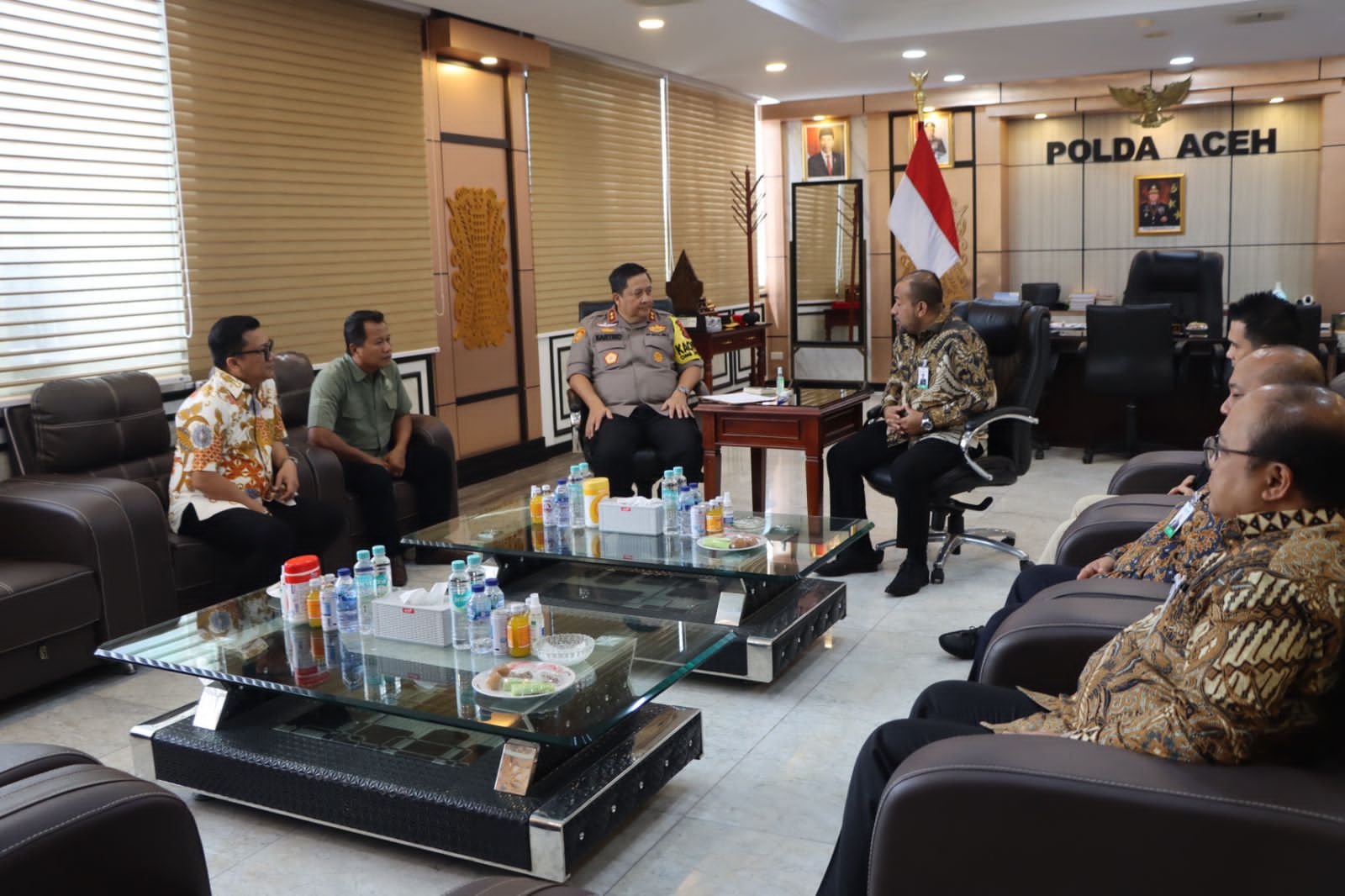 Kapolda Aceh Irjen Achmad Kartiko, didampingi Dirreskrimsus Kombes Winardy dan Dirintelkam Kombes Ali Kadhafi menerima Direksi PT Bank Aceh Syariah (BAS) di ruang kerjanya, Jumat, 26 April 2024.