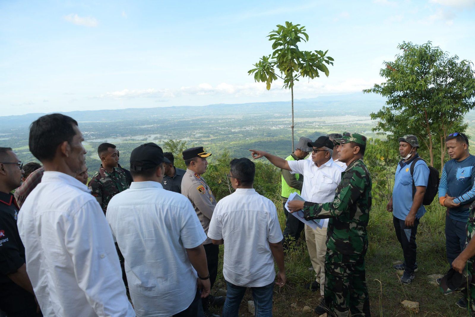 Pj Gubernur Aceh Bustami, didampingi Pj Bupati Aceh Besar Muhammad Iswanto, meninjau lokasi persiapan untuk venue cabor paralayang PON XXI, di Bukit Dirgantara, Desa Lamtanjong, Kecamatan Sukamakmur, Aceh Besar, Jumat, 7 Juni 2024