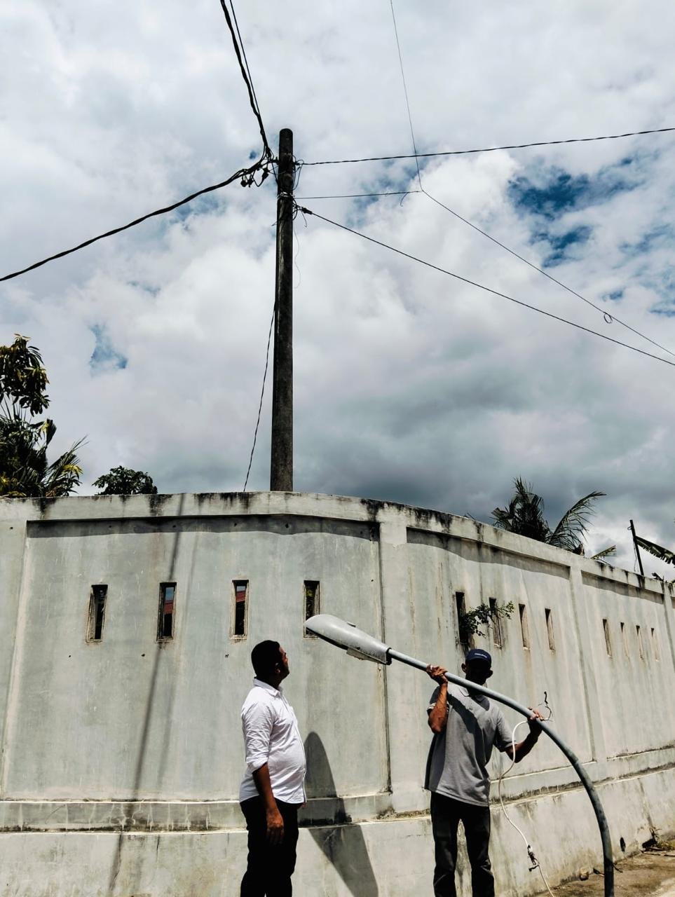 Anggota Dewan Perwakilan Rakyat Kota (DPRK) Banda Aceh, Faisal Ridha membantu pemasangan lampu penerangan jalan di sejumlah titik dalam kawasan Gampong Lamteumen Timur, Kecamatan Jaya Baru, Banda Aceh, Jumat (28/02/2025).