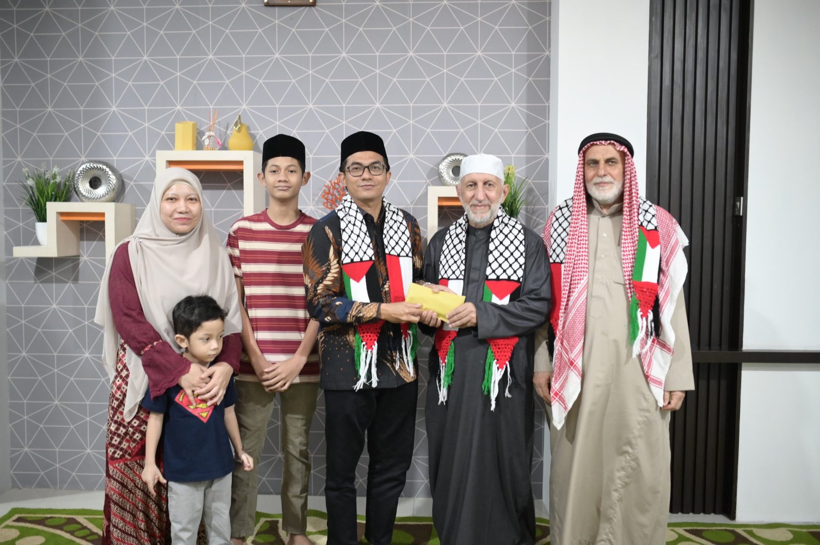 Ketua Dewan Perwakilan Rakyat Kota (DPRK) Banda Aceh, Irwansyah ST saat menyerahkan donasi kepada Syech Khalil asal Palestina di Rumah Dinas Ketua DPRK, Jumat (28/02/2025).