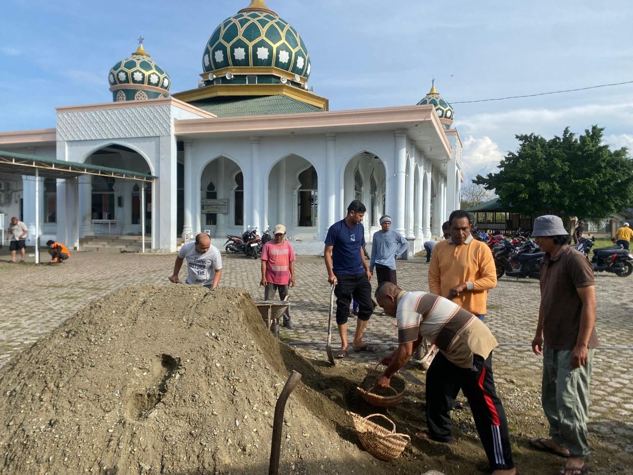Anggota DPRK Banda Aceh Tgk Tarnuman saat bergotong royong bersama warga di Masjid Babunnajah