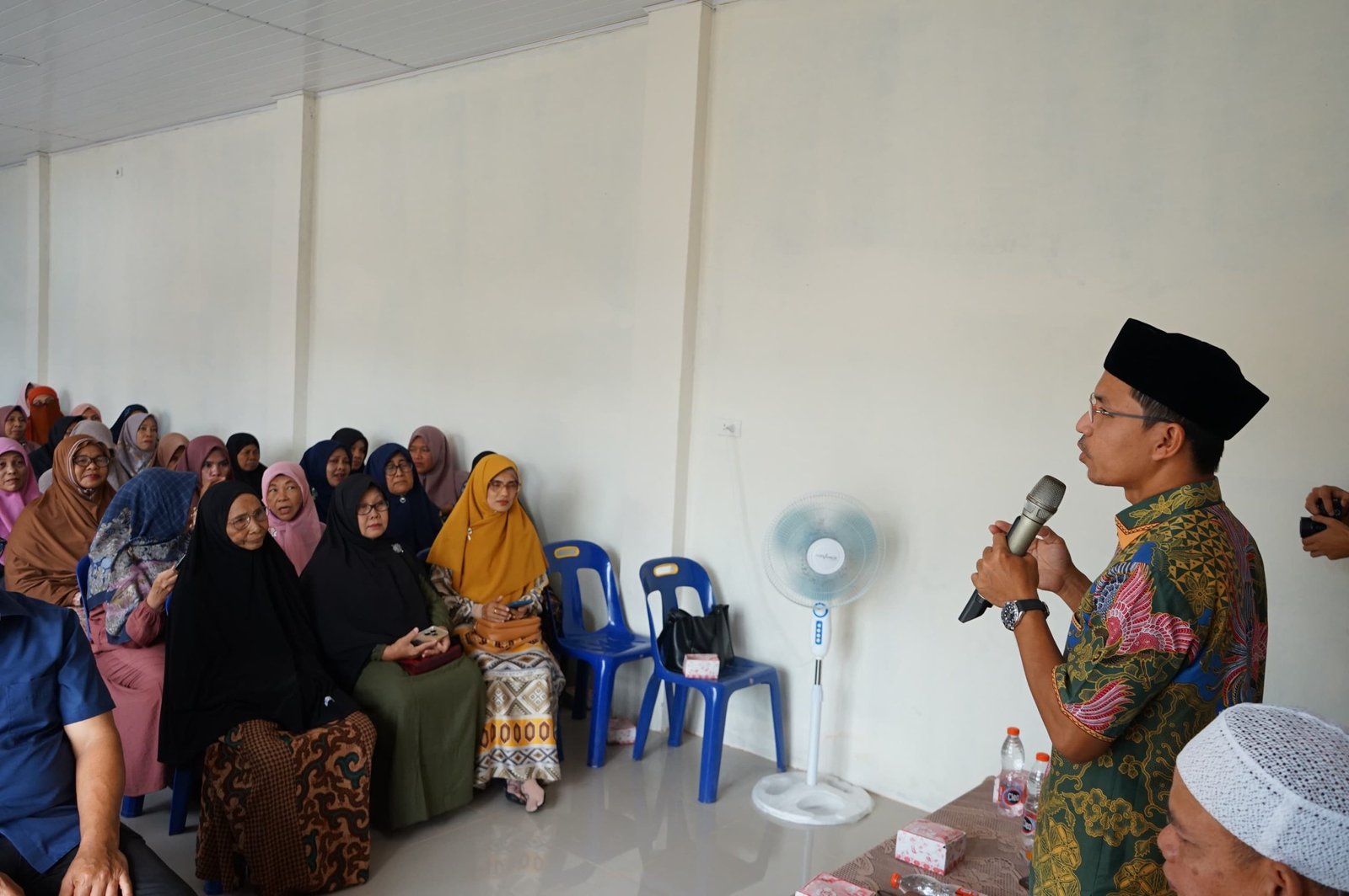 Anggota DPRK Banda Aceh, Farid Nyak Umar saat reses di Aula Serba Guna Masjid Al-Huda, Minggu (23/2/2025).