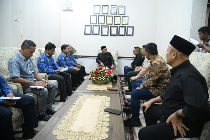 Bupati Aceh Besar Syech Muharram menerima kunjungan staf ahli Kementerian Pertanian RI Hendri Sasiawan, di Ruang Kerja Bupati di Gedung Dekranasda Aceh Besar, Gampong Gani, Kecamatan Ingin Jaya, Aceh Besar, Senin (17/03/2025). FOTO/MC ACEH BESAR