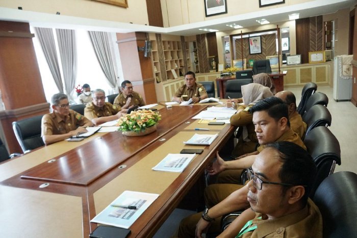 Bupati Aceh Besar Muharram Idris memberikan arahan kepada Plt Direktur dan Staf RSUD usai mendengarkan paparan program RSUD tahun 2025 di ruang kerjanya, di Kota Jantho, Selasa 18/03/2025). FOTO/MC ACEH BESAR