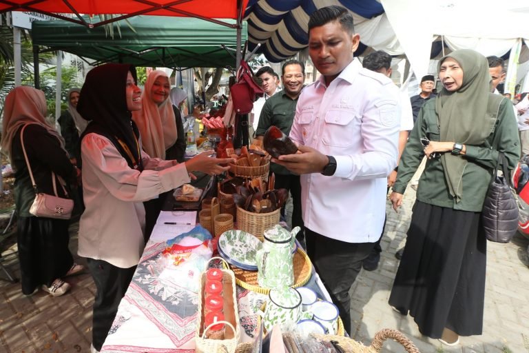 Afdhal Tinjau Gerakan Pangan Murah di Kecamatan Syiah Kuala