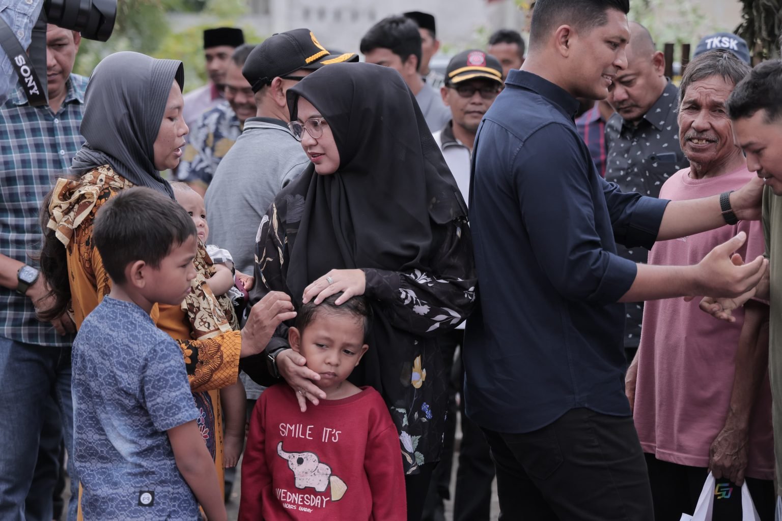 Wawalko Afdhal Serahkan Bantuan Masa Panik untuk Korban Kebakaran Alue Naga