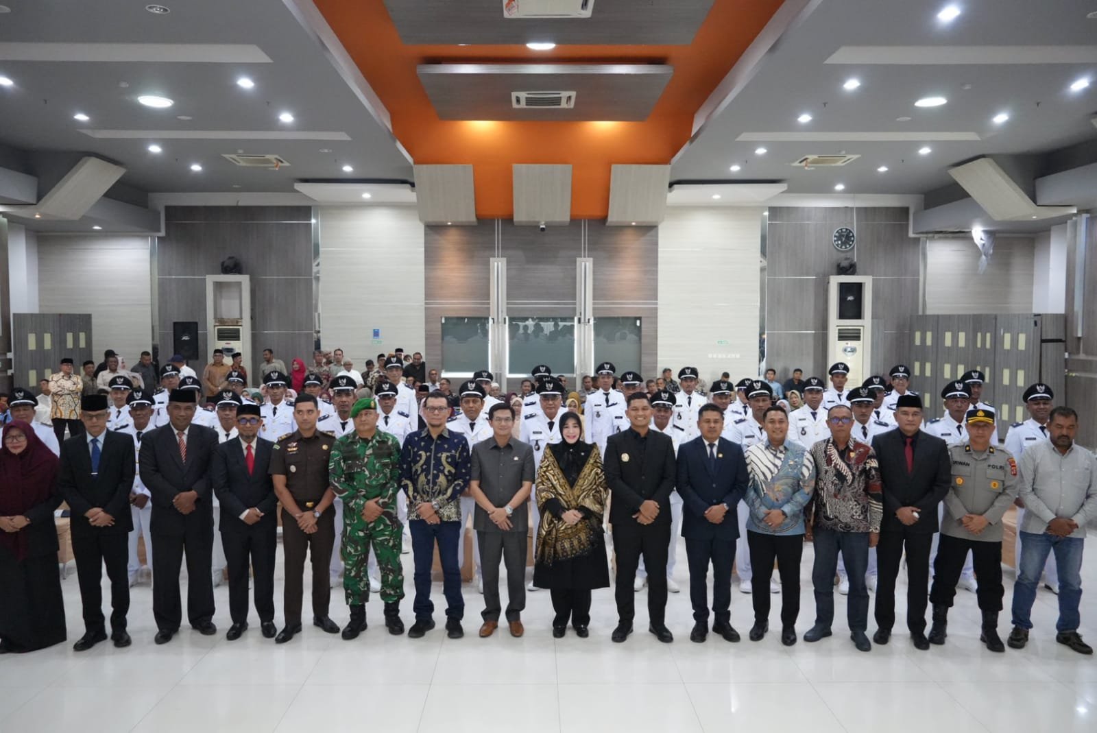 Ketua DPRK Banda Aceh, Irwansyah ST bersama Wali Kota Banda Aceh, Illiza Sa’adudin Jamal dan unsur Forkopimda saat pelantikan Keuchik se-Banda Aceh, Sabtu, 7 Februari 2025 di Aula Gedung Mawardi Nurdin, Kompleks Balai Kota Banda Aceh.