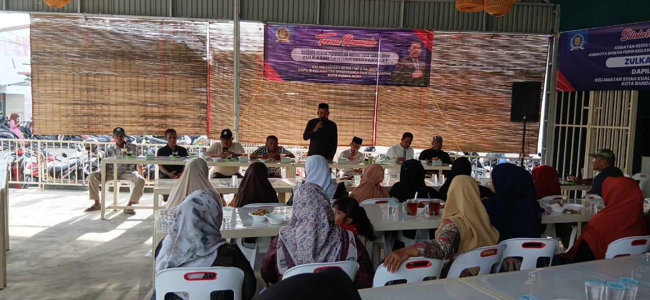 Anggota DPRK Banda Aceh Zulkasmi saat reses di Lingke