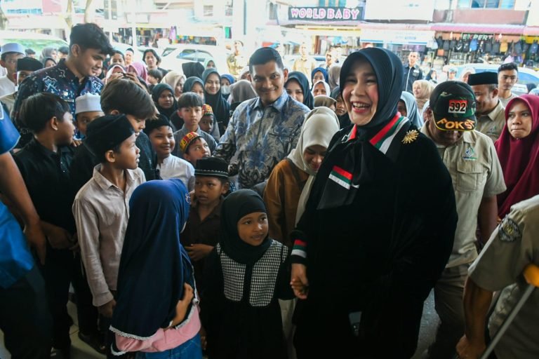 Illiza-Afdhal Ajak Ratusan Anak Yatim Belanja Lebaran di Pasar Atjeh