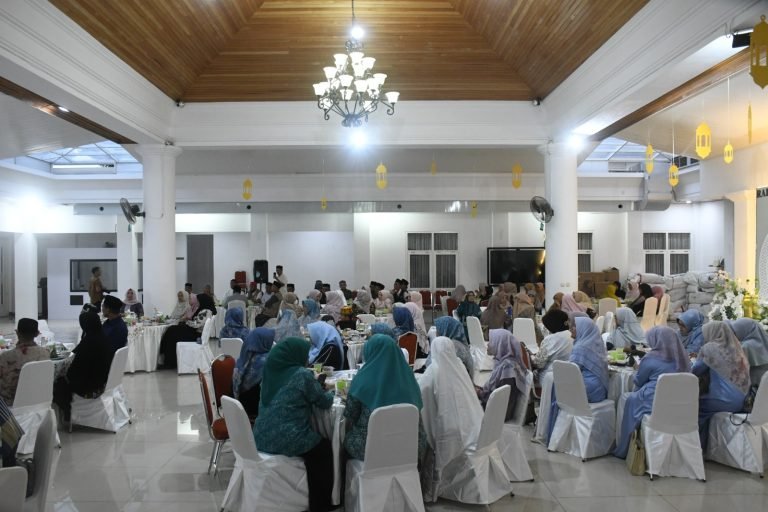 Illiza-Afdhal Buka Puasa Bersama Dai dan Daiyah di Pendopo