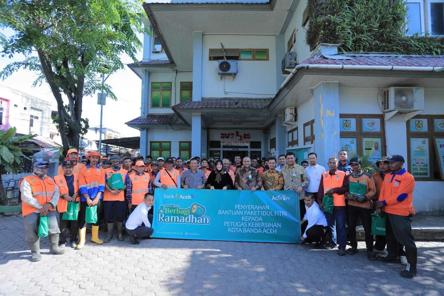 Illiza Serahkan Bingkisan Lebaran Bank Aceh untuk 636 Pasukan Oranye