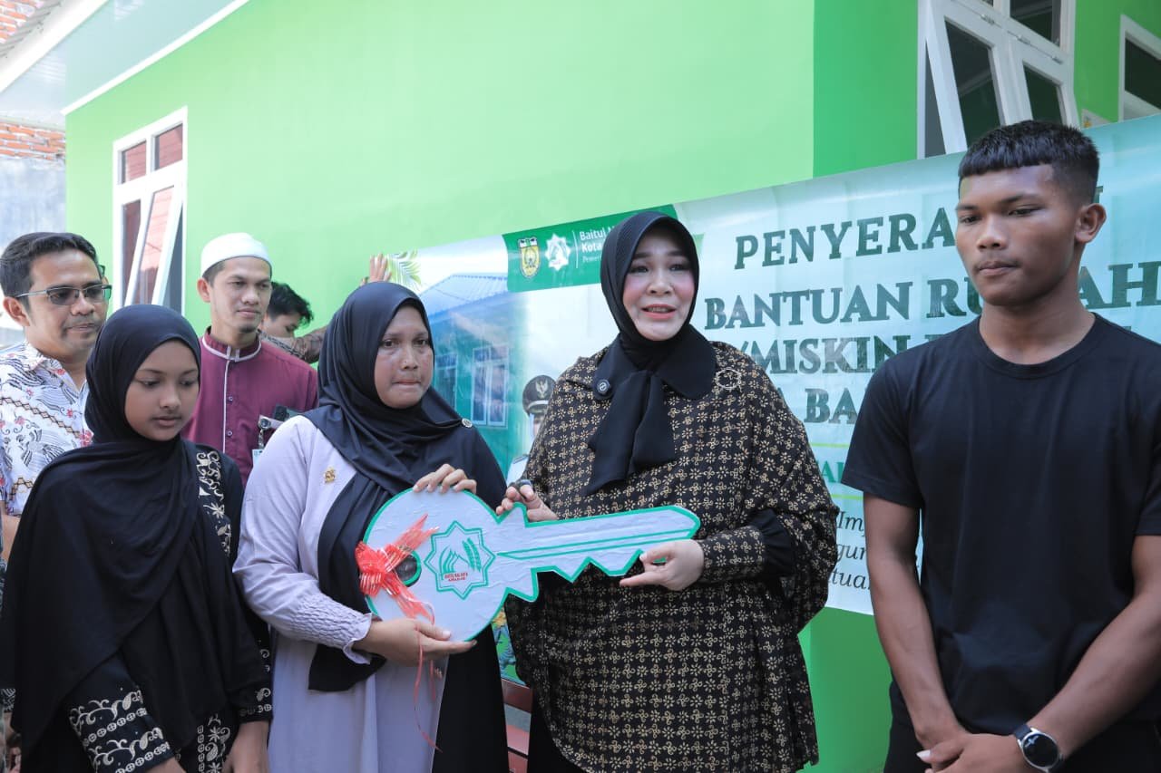 Illiza Serahkan Rumah Bantuan Baitul Mal untuk 3 Warga Duafa