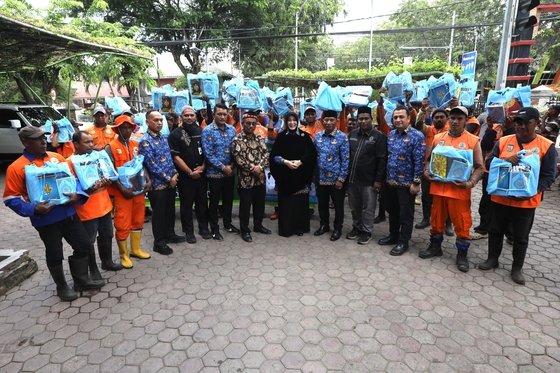 Illiza Serahkan Zakat Baitul Mal kepada Petugas Harian Lepas Kebersihan