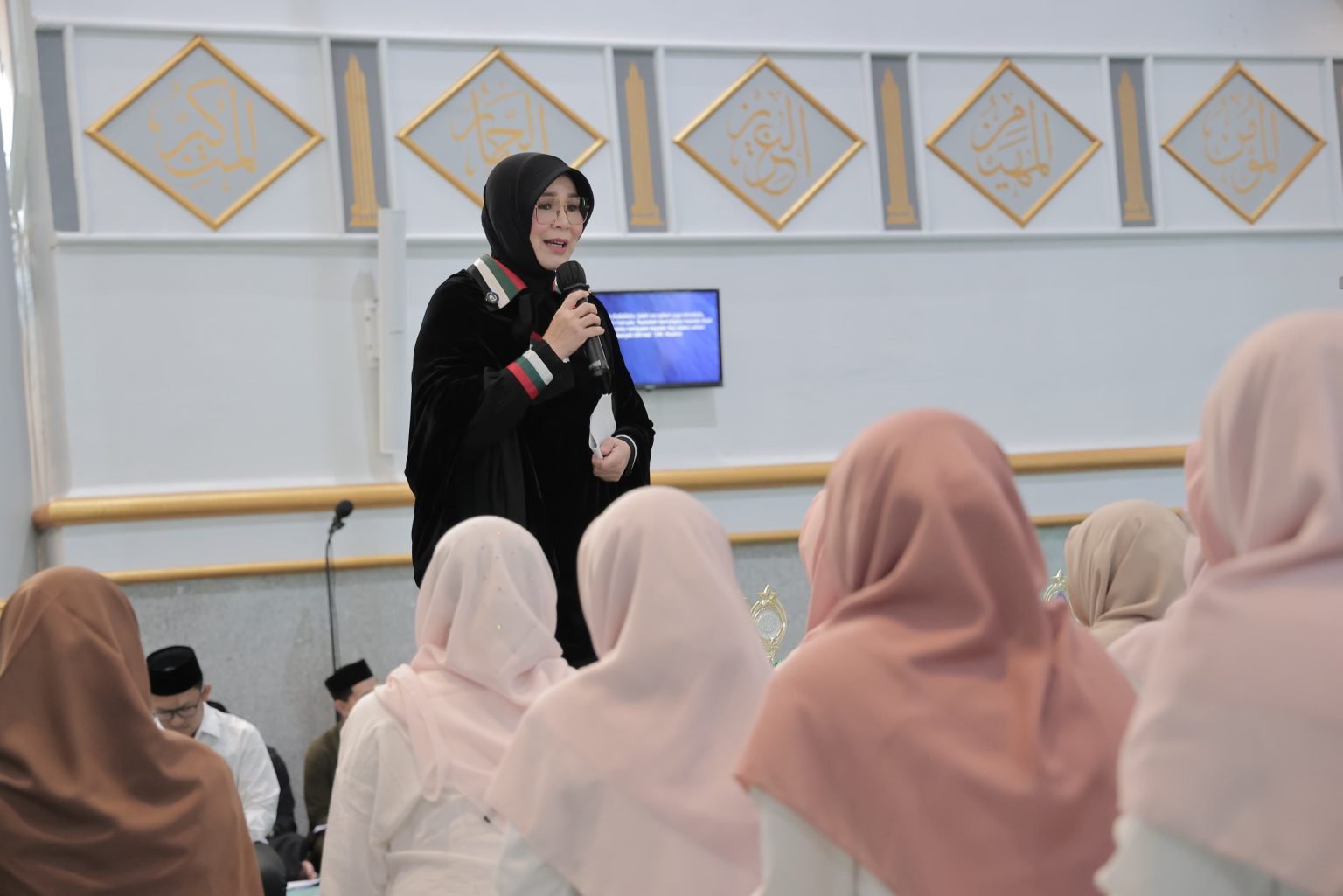 Illiza Wisuda Santri Daurah Al-Quran di Masjid Oman